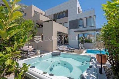 /international/hr/makarska-split-dalmatia-county-120094573722/
