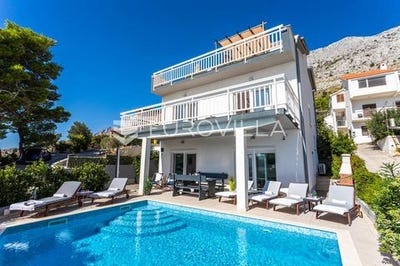 /international/hr/omis-split-dalmatia-county-310106520258/