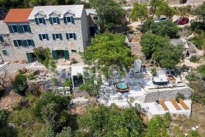 /international/hr/bol-split-dalmatia-county-120097719411/