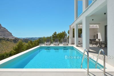 /international/hr/rnovnica-split-dalmatia-county-310107219228/