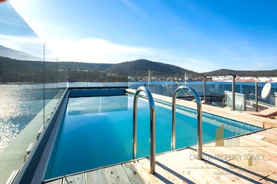/international/hr/vinisce-split-dalmatia-county-310097618830/