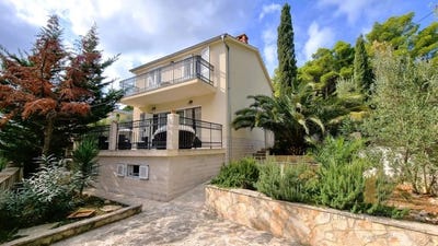 /international/hr/jelsa-split-dalmatia-county-310098115807/