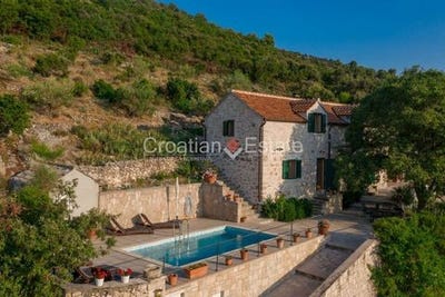 /international/hr/postira-split-dalmatia-county-310105995908/