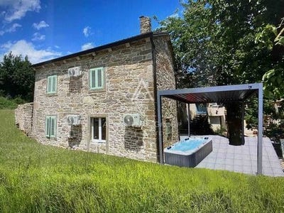 /international/hr/buzet-istria-county-310105747825/