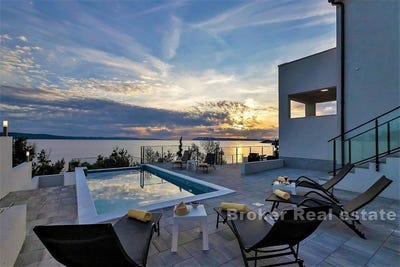 /international/hr/makarska-split-dalmatia-county-310107626186/