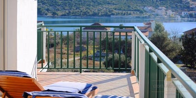 /international/hr/vinisce-split-dalmatia-county-310098115802/