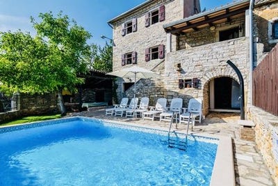 /international/hr/motovun-istria-county-120096359816/