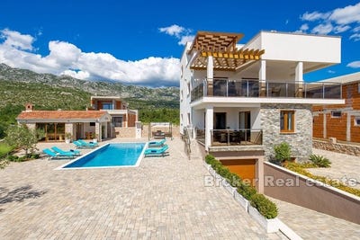 /international/hr/starigrad-zadar-county-310107218806/