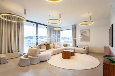 /international/hr/split-split-dalmatia-county-310106335987/