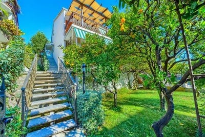 /international/hr/kastel-luksic-split-dalmatia-county-310107189984/