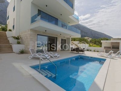 /international/hr/makarska-split-dalmatia-county-120087889999/
