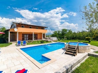 /international/hr/motovun-istria-county-310100363430/