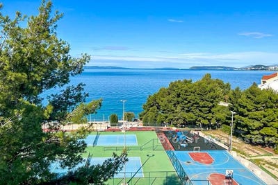 /international/hr/podstrana-split-dalmatia-county-310107218879/