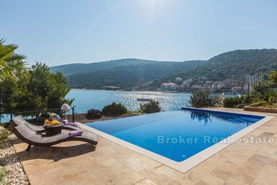 /international/hr/trogir-split-dalmatia-county-310107219270/