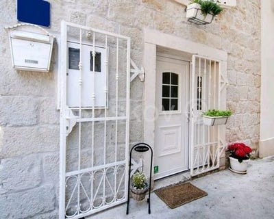 /international/hr/kastel-luksic-split-dalmatia-county-310106779710/