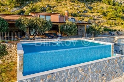 /international/hr/omis-split-dalmatia-county-120082134442/