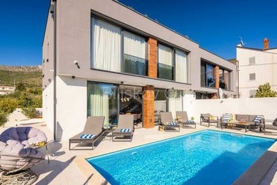 /international/hr/kastel-luksic-split-dalmatia-county-310102487835/
