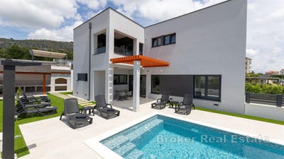 /international/hr/trogir-split-dalmatia-county-310107219577/