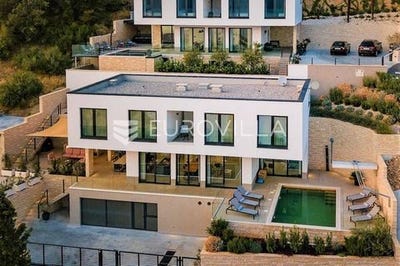 /international/hr/omis-split-dalmatia-county-120080992155/