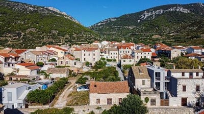 /international/hr/vis-split-dalmatia-county-310102606578/