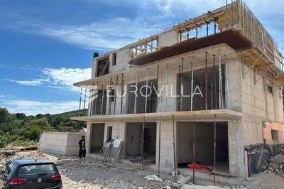 /international/hr/brac-split-dalmatia-county-310103043818/