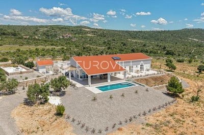 /international/hr/rogoznica-sibenska-ulica-310107815294/