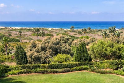 /international/il/caesarea-haifa-310106109517/