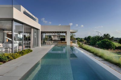 /international/il/rothschild-street-caesarea-haifa-310108305408/