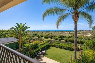 /international/il/caesarea-haifa-310108278574/