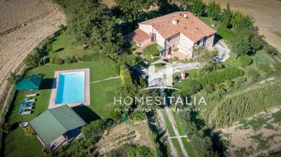 /international/it/radicofani-tuscany-310099528520/