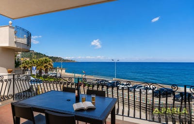 /international/it/lungomare-tysandros-naxos-sicily-310108519460/