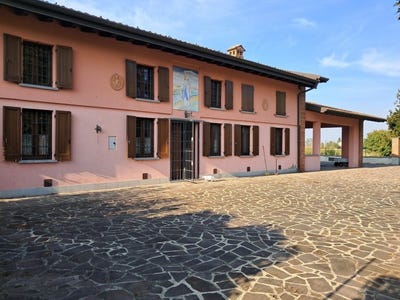 /international/it/pieve-porto-morone-lombardy-310108129415/