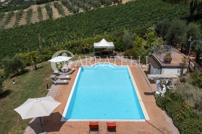 /international/it/cerreto-guidi-tuscany-310106780975/
