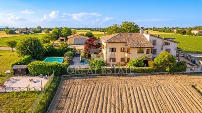 /international/it/castel-ritaldi-umbria-310107069508/