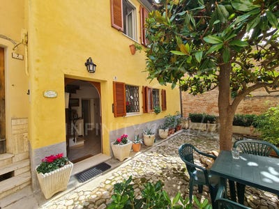 /international/it/montalto-delle-marche-marche-120088404555/