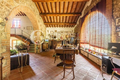 /international/it/monteriggioni-tuscany-310104945880/