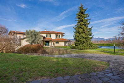 /international/it/villa-guardia-lombardy-310105627713/