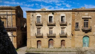 /international/it/piazza-castello-9-piazza-armerina-sicily-310107977292/