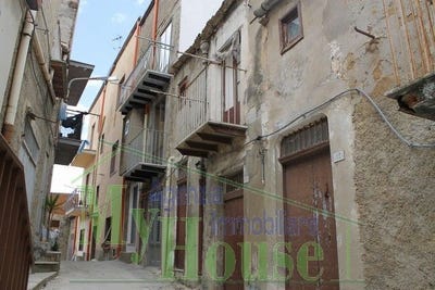 /international/it/via-arfeli-cianciana-sicily-310107216318/