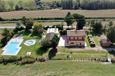 /international/it/piazza-vittorio-emanuele-ii-san-giovanni-d-asso-montalcino-tuscany-310102848856/