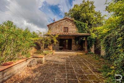/international/it/via-basilicata-massa-marittima-tuscany-310096796200/