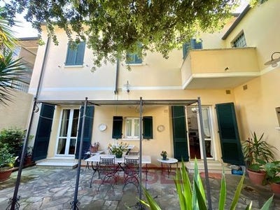 /international/it/via-del-lido-7-cecina-lombardy-310108675696/
