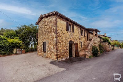 /international/it/montalcino-montalcino-tuscany-310101731268/
