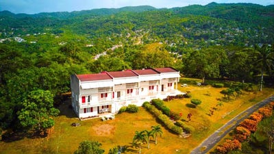 /international/jm/fern-close-montego-bay-st-james-parish-310108433302/