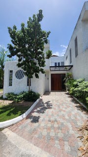 /international/jm/45e-norbrook-drive-unit-12-kingston-8-st-andrew-parish-310108646668/