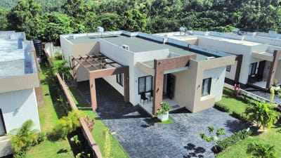 /international/jm/39-s-beach-boulevard-pyr-ocho-rios-st-ann-parish-310105962224/