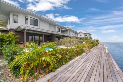 /international/ky/seahaven-prospect-waterfront-4-bed-duplex-air-b-n-b-na-spotts-george-town-310108261683/