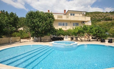 /international/me/breathtaking-villa-with-big-pool-and-yard-for-sale-in-tivat-tivat-tivat-310104832606/