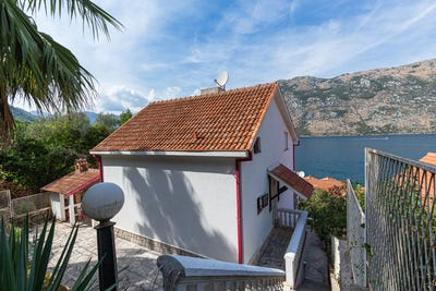 /international/me/house-just-50-meters-from-the-sea-stoliv-stoliv-kotor-310104833797/
