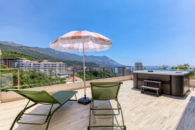 /international/me/becici-budva-310102964776/